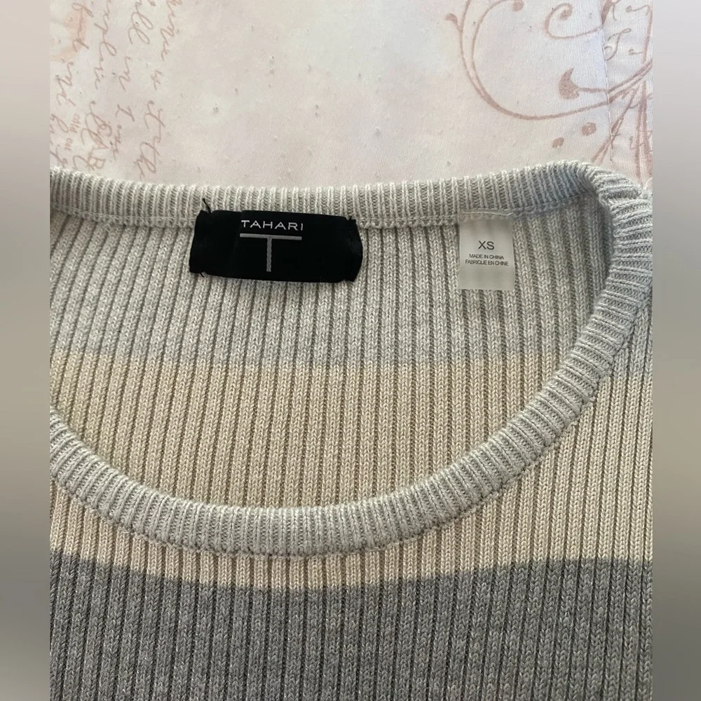 Grey, dark grey, white and a neutral silver. - Picture 3 of 4